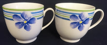 Lade das Bild in den Galerie-Viewer, KAFFEETASSE - Porzellan, Flora Veilchen Blumen Blüte Striche Linien Rand Motiv Dekor
