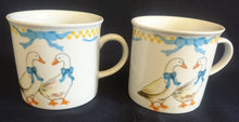 Lade das Bild in den Galerie-Viewer, 2er Set 2er KAFFEEGEDECK &quot;Porcelain Collection&quot; - Porzellan, Ländliches Gänse Schleifen Motiv Dekor
