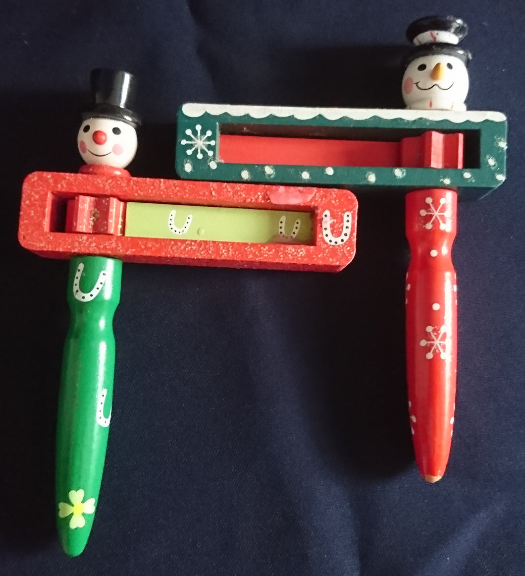 2er Set KINDER HOLZRATSCHEN - Holz, Schneemann Sterne Schneeflocken Hufeisen Form Dekor (G)