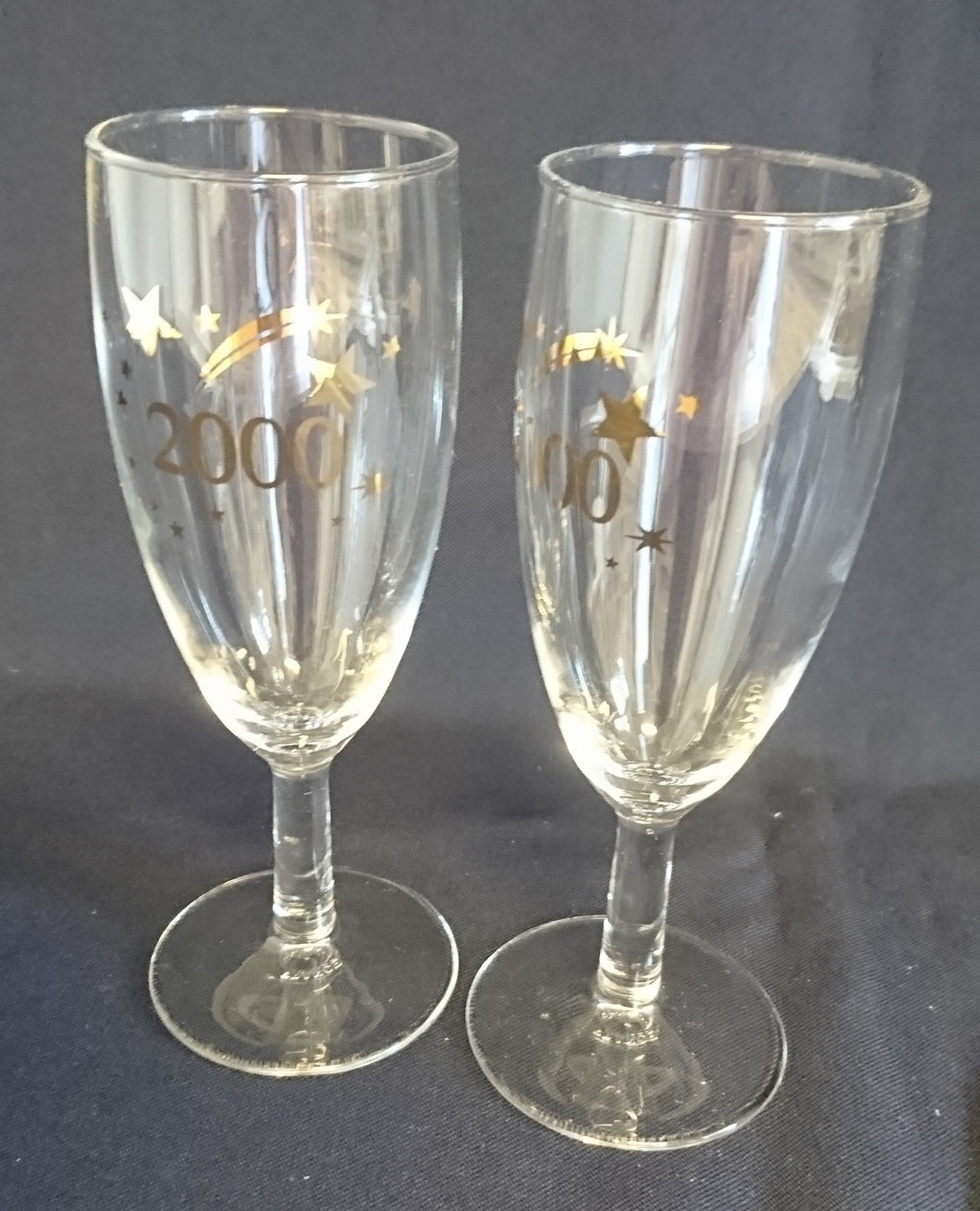2er Set GETRÄNKEGLÄSER - Hartglas, Goldfarbender 2000er Schriftzug Silvester Feuerwerk Sterne Motiv Dekor