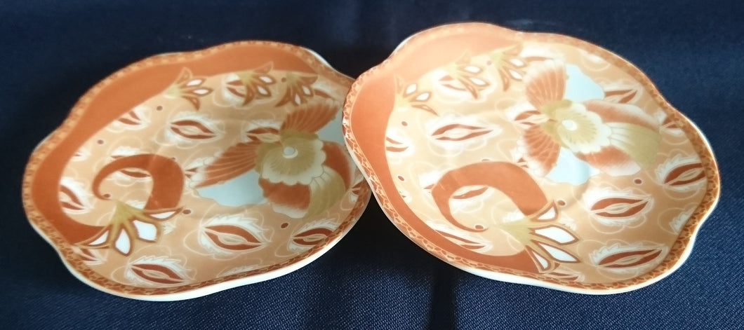 2er Set UNTERTASSEN - Porzellan, Perlmutt Effekt Abstrakt Flora Fauna Pflanzen Motiv Gewölbte Form Dekor