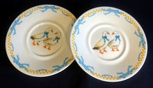 Lade das Bild in den Galerie-Viewer, UNTERTASSE &quot;Porcelain Collection&quot; - Porzellan, Ländliches Gänse Schleifen Motiv Dekor
