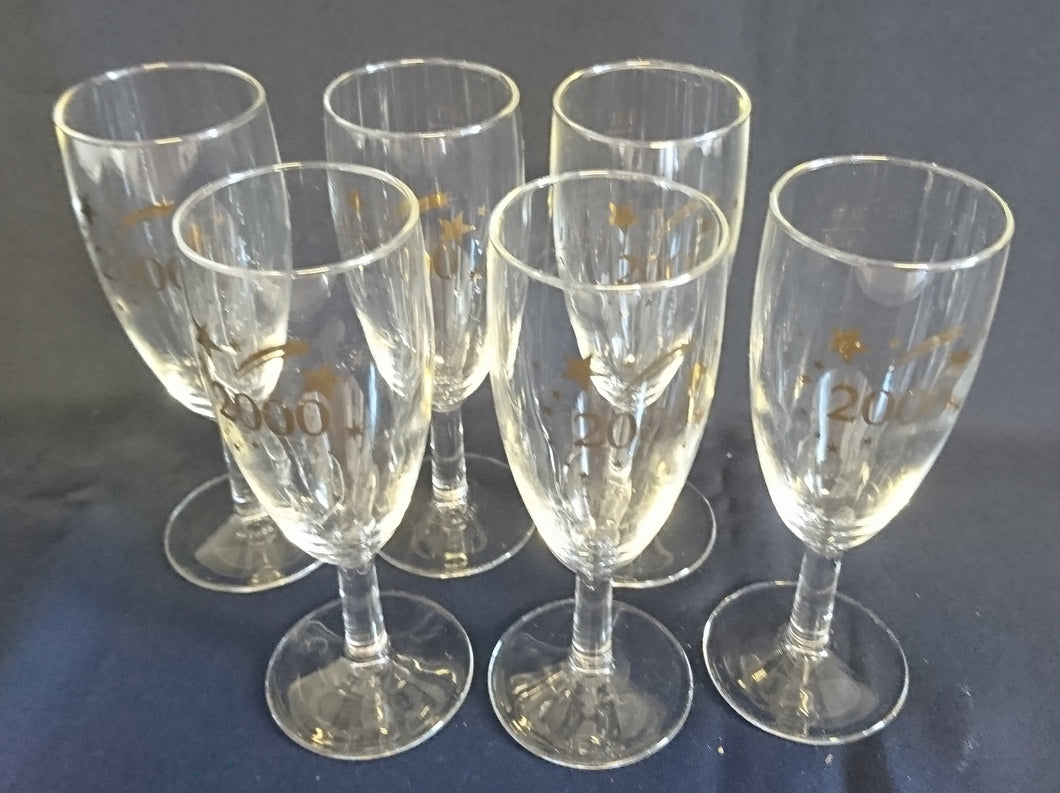 6er Set GETRÄNKEGLÄSER - Hartglas, Goldfarbender 2000er Schriftzug Silvester Feuerwerk Sterne Motiv Dekor