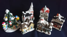 Lade das Bild in den Galerie-Viewer, TEELICHTHALTER WEIHNACHTSDEKORATION - Keramik / Steingut, Weihnachtsbaum Schmuck Schnee Leute Menschen Geschenke Dekor (G)
