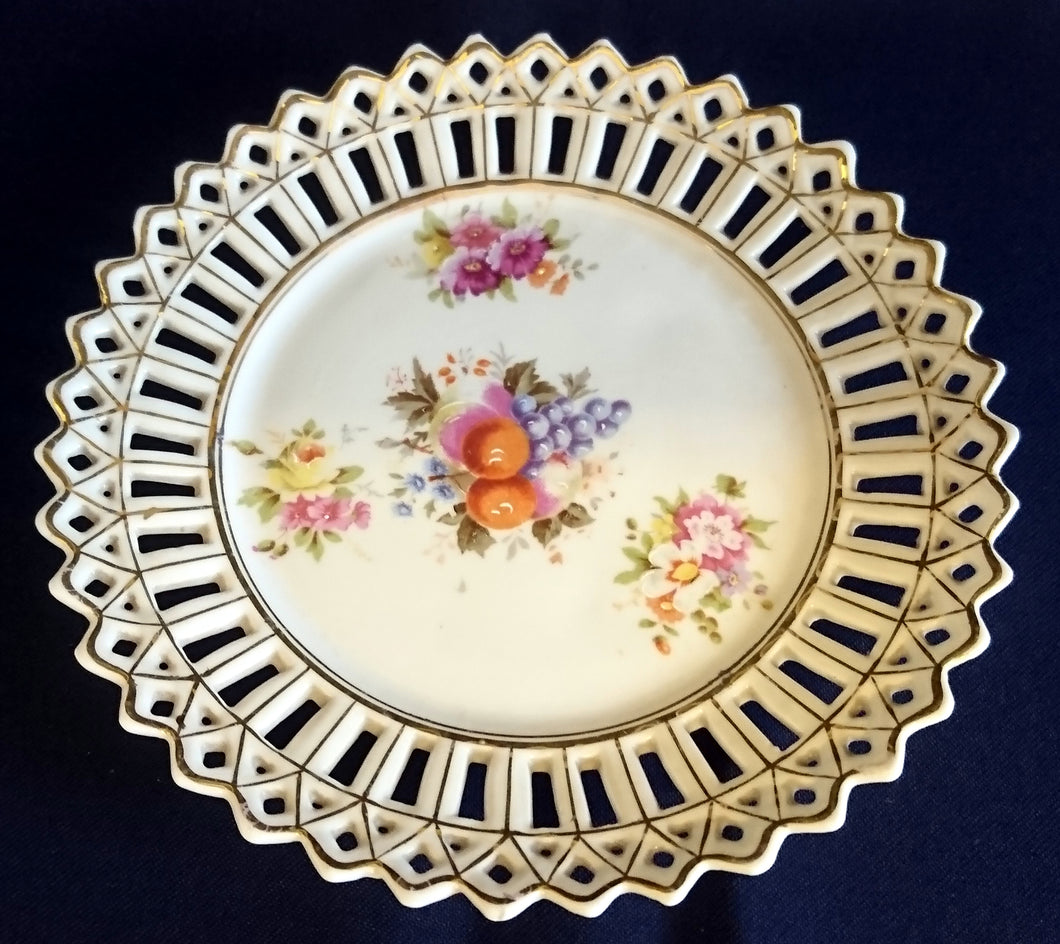 DEKORATIONS DESSERTTELLER - Porzellan Durchbrochen, Goldrand Blumenblüten Heidelbeeren Mirabellen Motiv Dekor