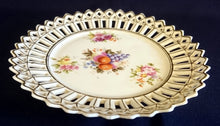 Lade das Bild in den Galerie-Viewer, DEKORATIONS DESSERTTELLER - Porzellan Durchbrochen, Goldrand Blumenblüten Heidelbeeren Mirabellen Motiv Dekor
