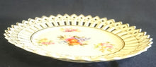 Lade das Bild in den Galerie-Viewer, 2er Set DEKORATIONS DESSERTTELLER - Porzellan Durchbrochen, Goldrand Blumenblüten Weintrauben Äpfel Apfel Motiv Dekor

