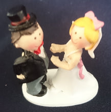 Lade das Bild in den Galerie-Viewer, DEKORATIONSFIGUR &quot;Hochzeitspaar&quot; - Kunststoff / Plastik, Hochzeitspaar Braut Bräutigam Form Motiv Dekor
