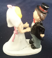 Lade das Bild in den Galerie-Viewer, DEKORATIONSFIGUR &quot;Hochzeitspaar&quot; - Kunststoff / Plastik, Hochzeitspaar Braut Bräutigam Form Motiv Dekor
