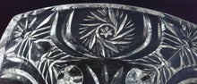 Lade das Bild in den Galerie-Viewer, DREIECKIGE DESSERTSCHALE - Kristallglas, Blumen Blüten Pflanzen Sonne Stern Abstrakt Motiv Schliff
