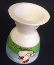 Lade das Bild in den Galerie-Viewer, EIERBECHER - Keramik / Steingut, Landschaft Himmel Wiese Flora Fauna Hahn Huhn Motiv Dekor

