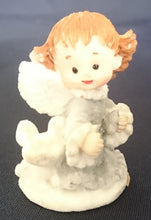 Lade das Bild in den Galerie-Viewer, SAMMELFIGUR &quot;Engelchen&quot; - Keramik / Steingut, Kindliche Engelchen Form Motiv Dekor (G)
