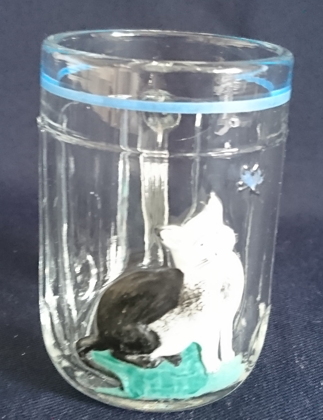 KLEINES GETRÄNKEGLAS - Hartglas, Gras Katzen Kater Fliege Linien Motiv Dekor