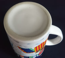 Lade das Bild in den Galerie-Viewer, KAFFEETASSE POTT - Keramik / Steingut, Weihnachtsmann Dorf Schneemann Sternenhimmel Geschenke Motiv Dekor
