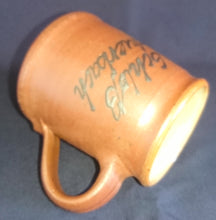 Lade das Bild in den Galerie-Viewer, KAFFEETASSE - Keramik / Steingut, Einfärbiges Dekor Aufschrift &quot;Schloß Auerbach&quot;
