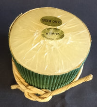 Lade das Bild in den Galerie-Viewer, STANDKERZE - Wachs / Kerzenmaterial, Vanille Aromaduft, Warmweiß (Gelblich), Handarbeit, Rundform, 1 Docht

