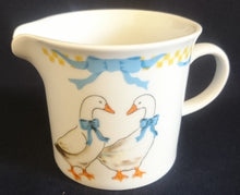 Lade das Bild in den Galerie-Viewer, 2er Set MILCHKÄNNCHEN &amp; ZUCKERDOSE OHNE DECKEL &quot;Porcelain Collection&quot; - Porzellan, Ländliches Gänse Schleifen Motiv Dekor
