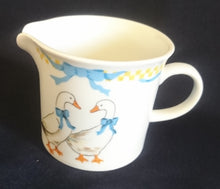 Lade das Bild in den Galerie-Viewer, MILCHKÄNNCHEN &quot;Porcelain Collection&quot; - Porzellan, Ländliches Gänse Schleifen Motiv Dekor
