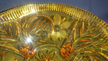 Lade das Bild in den Galerie-Viewer, OBSTSCHALE MIT STANDFÜßEN - Hartglas, Blumenblüten Pflanzen Relief Dekor
