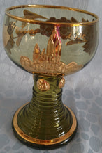 Lade das Bild in den Galerie-Viewer, ANDENKEN RÖMERGLAS &quot;Freiburg i Br &quot; (Freiburg im Breisgau) - Press- / Hartglas, Domstadt Hammerschlag Optik Trauben Blätter Goldklumpen Goldrand Aufschrift Dekor
