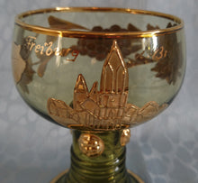 Lade das Bild in den Galerie-Viewer, ANDENKEN RÖMERGLAS &quot;Freiburg i Br &quot; (Freiburg im Breisgau) - Press- / Hartglas, Domstadt Hammerschlag Optik Trauben Blätter Goldklumpen Goldrand Aufschrift Dekor
