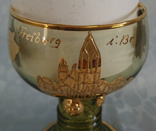 Lade das Bild in den Galerie-Viewer, ANDENKEN RÖMERGLAS &quot;Freiburg i Br &quot; (Freiburg im Breisgau) - Press- / Hartglas, Domstadt Hammerschlag Optik Trauben Blätter Goldklumpen Goldrand Aufschrift Dekor
