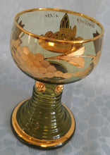 Lade das Bild in den Galerie-Viewer, ANDENKEN RÖMERGLAS &quot;Freiburg i Br &quot; (Freiburg im Breisgau) - Press- / Hartglas, Domstadt Hammerschlag Optik Trauben Blätter Goldklumpen Goldrand Aufschrift Dekor
