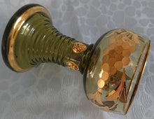 Lade das Bild in den Galerie-Viewer, ANDENKEN RÖMERGLAS &quot;Freiburg i Br &quot; (Freiburg im Breisgau) - Press- / Hartglas, Domstadt Hammerschlag Optik Trauben Blätter Goldklumpen Goldrand Aufschrift Dekor
