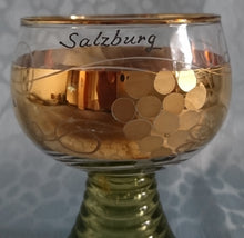 Lade das Bild in den Galerie-Viewer, ANDENKEN RÖMERGLAS &quot;Salzburg&quot; - Press- / Hartglas, Geometrisches Hammerschlag Optik Aufschrift Dekor
