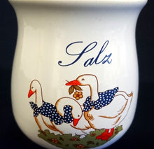 Lade das Bild in den Galerie-Viewer, SALZ VORRATSSBEHÄLTER OHNE DECKEL - Keramik / Steingut, Schriftzug Salz Gänsemotiv Dekor
