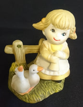 Lade das Bild in den Galerie-Viewer, SAMMELFIGUR &quot;Bäuerin mit Gänsen&quot; - Keramik / Steingut, Bauermädchen mit Gänsen (G)
