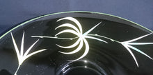 Lade das Bild in den Galerie-Viewer, SCHALE - Hartglas, Abstrakt Dunkles Pflanzen Dekor
