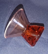 Lade das Bild in den Galerie-Viewer, 2er Set GETRÄNKEGLÄSER - Hartglas, Diamandförmiger Smaragd Standfuß Einfärbiges Schimmerndes Dekor
