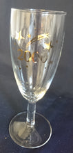 Lade das Bild in den Galerie-Viewer, 2er Set GETRÄNKEGLÄSER - Hartglas, Goldfarbender 2000er Schriftzug Silvester Feuerwerk Sterne Motiv Dekor

