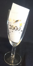 Lade das Bild in den Galerie-Viewer, 6er Set GETRÄNKEGLÄSER - Hartglas, Goldfarbender 2000er Schriftzug Silvester Feuerwerk Sterne Motiv Dekor
