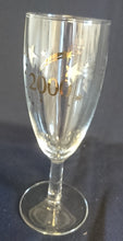 Lade das Bild in den Galerie-Viewer, 2er Set GETRÄNKEGLÄSER - Hartglas, Goldfarbender 2000er Schriftzug Silvester Feuerwerk Sterne Motiv Dekor
