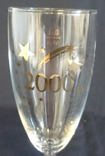 Lade das Bild in den Galerie-Viewer, GETRÄNKEGLAS - Hartglas, Goldfarbender 2000er Schriftzug Silvester Feuerwerk Sterne Motiv Dekor
