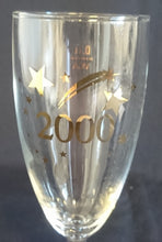 Lade das Bild in den Galerie-Viewer, 2er Set GETRÄNKEGLÄSER - Hartglas, Goldfarbender 2000er Schriftzug Silvester Feuerwerk Sterne Motiv Dekor
