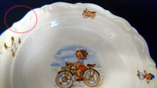 Lade das Bild in den Galerie-Viewer, SUPPENTELLER - Porzellan, Kind auf Fahrrad Spielzeug Tiere Motiv Rand Dekor
