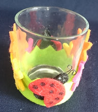 Lade das Bild in den Galerie-Viewer, 2er Set TEELICHTGLÄSER - Hartglas &amp; Filz, Wiesenblumen Blüten Marienkäfer Motiv Dekor (G)
