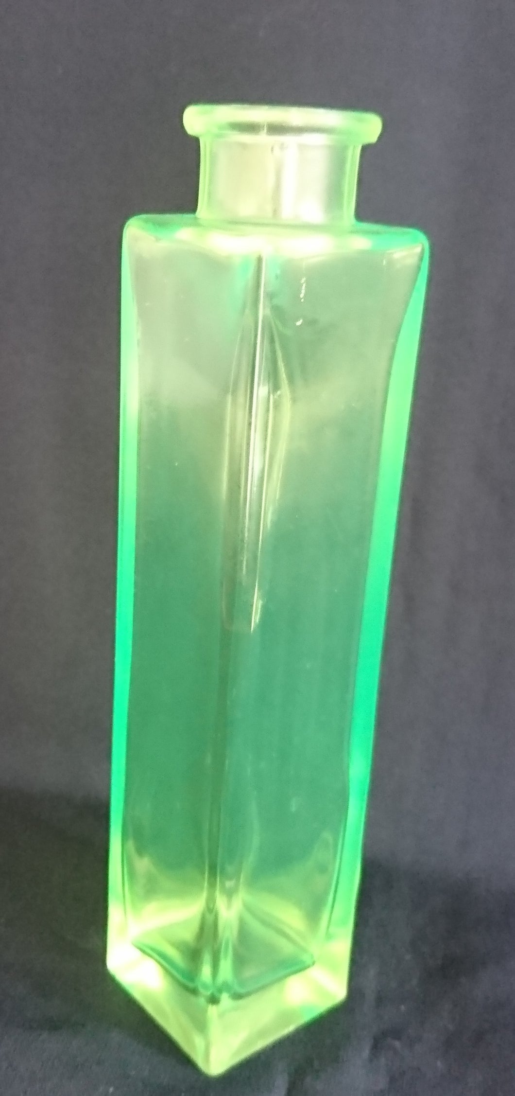 BLUMENVASE - Press- / Hartglas, Rechteckige Flaschen Form Einfärbiges Dekor