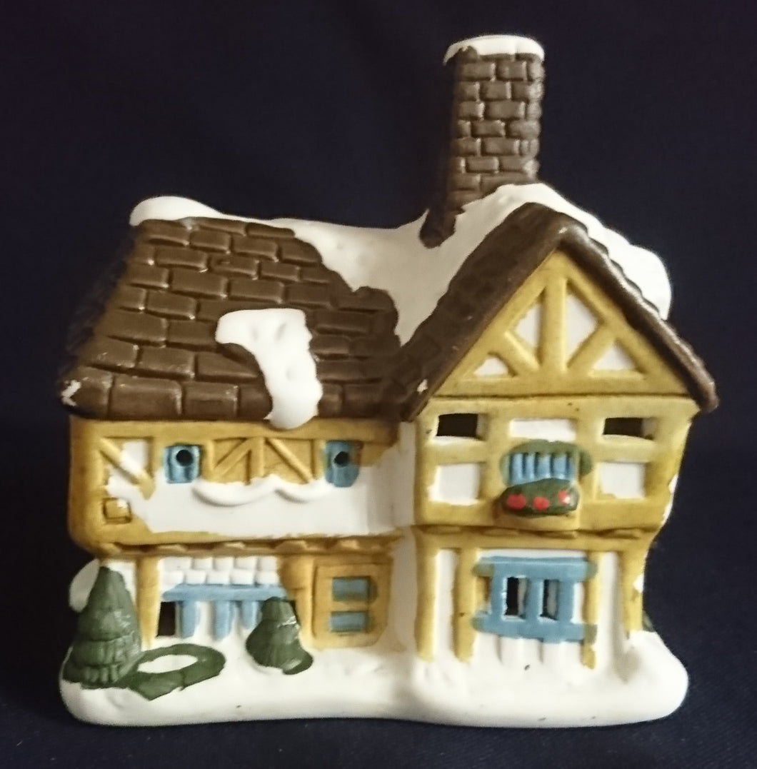 WEIHNACHTSDEKORATION FACHWERKHAUS - Keramik / Steingut, Fachwerk Scheunen Haus Büsche Busch Schnee Dekor (G)