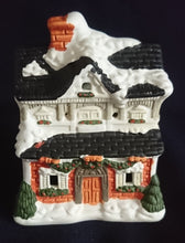 Lade das Bild in den Galerie-Viewer, WEIHNACHTSDEKORATION ZIEGELSTEINHAUS - Keramik / Steingut, Ziegelstein Schornstein Haus Baum Bäume Schnee Dekor (G)
