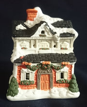 Lade das Bild in den Galerie-Viewer, WEIHNACHTSDEKORATION ZIEGELSTEINHAUS - Keramik / Steingut, Ziegelstein Schornstein Haus Baum Bäume Schnee Dekor (G)

