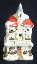 Lade das Bild in den Galerie-Viewer, WEIHNACHTSDEKORATION TURMSPITZEN HAUS - Keramik / Steingut, Doppelstock Haus Turmspitze Blumen Pflanzen Schnee Dekor (G)
