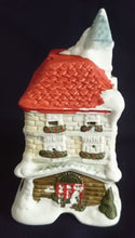 Lade das Bild in den Galerie-Viewer, WEIHNACHTSDEKORATION TURMSPITZEN HAUS - Keramik / Steingut, Doppelstock Haus Turmspitze Blumen Pflanzen Schnee Dekor (G)
