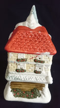 Lade das Bild in den Galerie-Viewer, WEIHNACHTSDEKORATION TURMSPITZEN HAUS - Keramik / Steingut, Doppelstock Haus Turmspitze Blumen Pflanzen Schnee Dekor (G)
