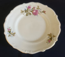 Lade das Bild in den Galerie-Viewer, DESSERTTELLER - Porzellan, Rosen Blumenblüten Pflanzen Relief Gewölbte Form Goldrand Dekor
