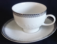 Lade das Bild in den Galerie-Viewer, 2er KAFFEEGEDECK - Porzellan, Platinrand Abstrakter Geometrisches Muster Relief Dekor
