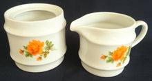 Lade das Bild in den Galerie-Viewer, 2er Set MILCHKÄNNCHEN &amp; ZUCKERDOSE OHNE DECKEL - Porzellan, Flora Pflanzen Rosenblumen Blüten Motiv Relief Rand Dekor
